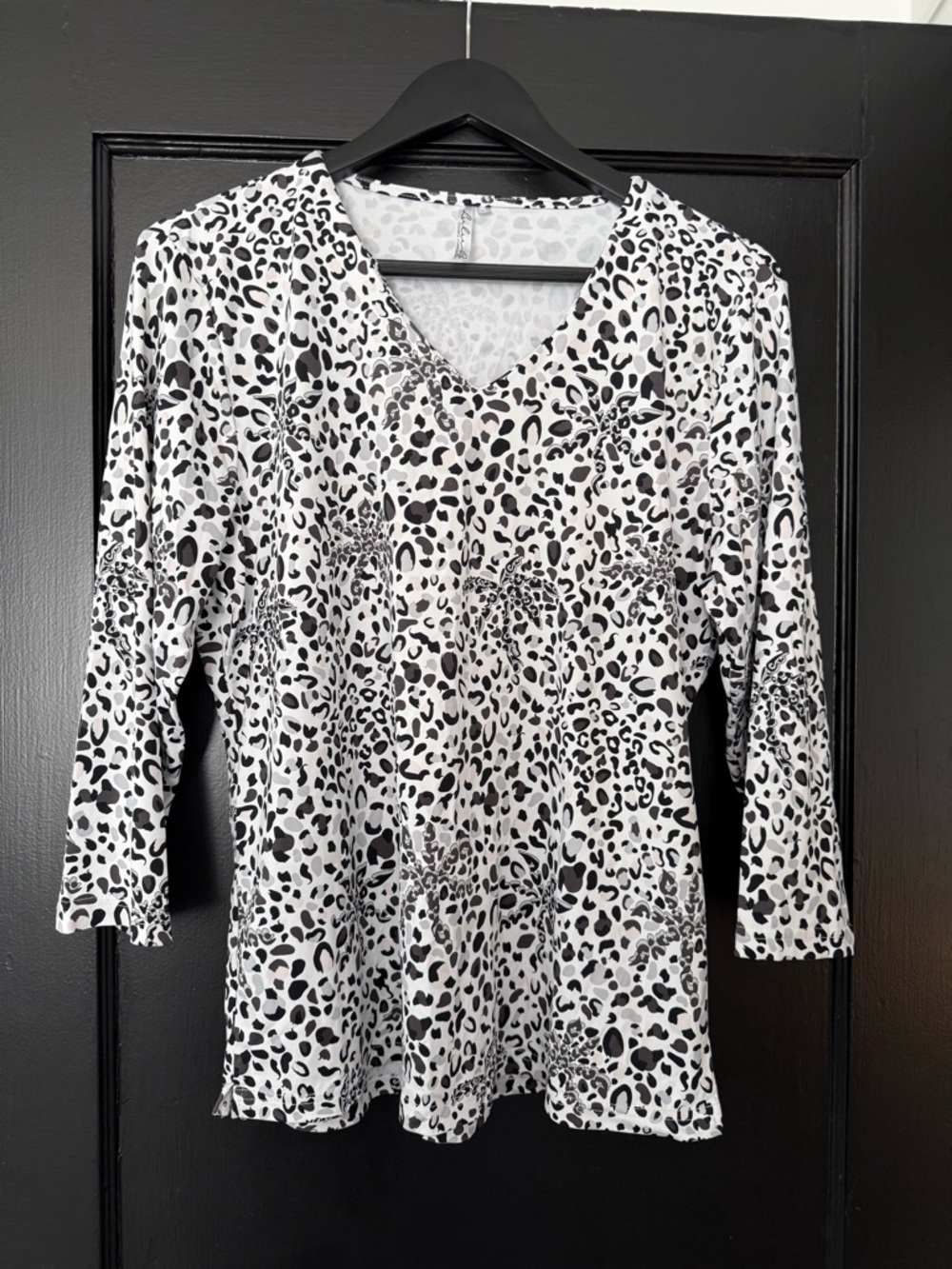 Lulu-B Black and White Leopard Print V-Neck Long Sleeve Top